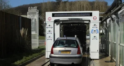 À l’école, les CM1/CM2 transforment la cour en station de lavage pour financer leur voyage