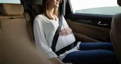 En direction de la maternité, elle accouche sur le siège côté passager