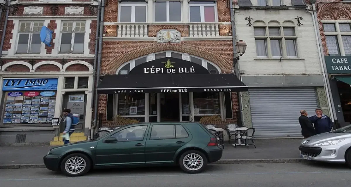 Elle s’arrête acheter des cigarettes, son passager repart avec sa voiture… et son chien à bord