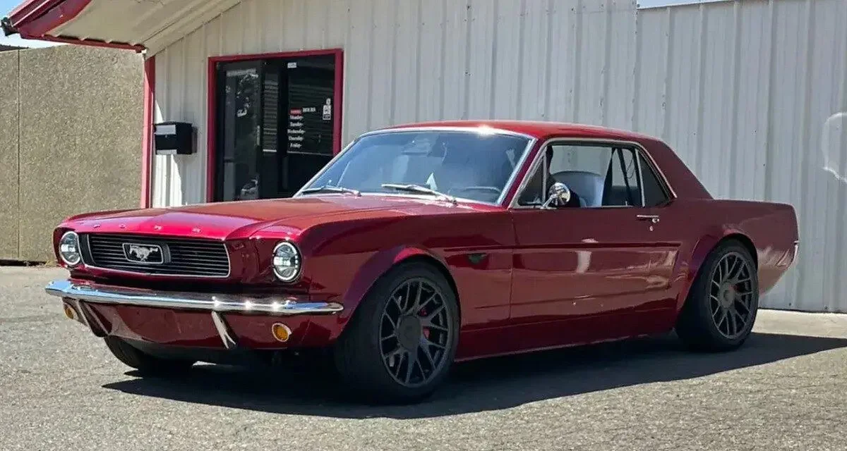 Cette Ford Mustang de 1966 ressuscitée est une Tesla Model 3 déguisée