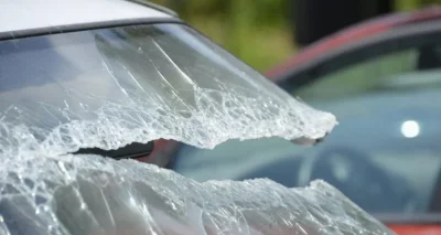 Intrigués par un véhicule au pare-brise fissuré lors d’un plein d’essence, les gendarmes tombent sur une conductrice cumulant les infractions