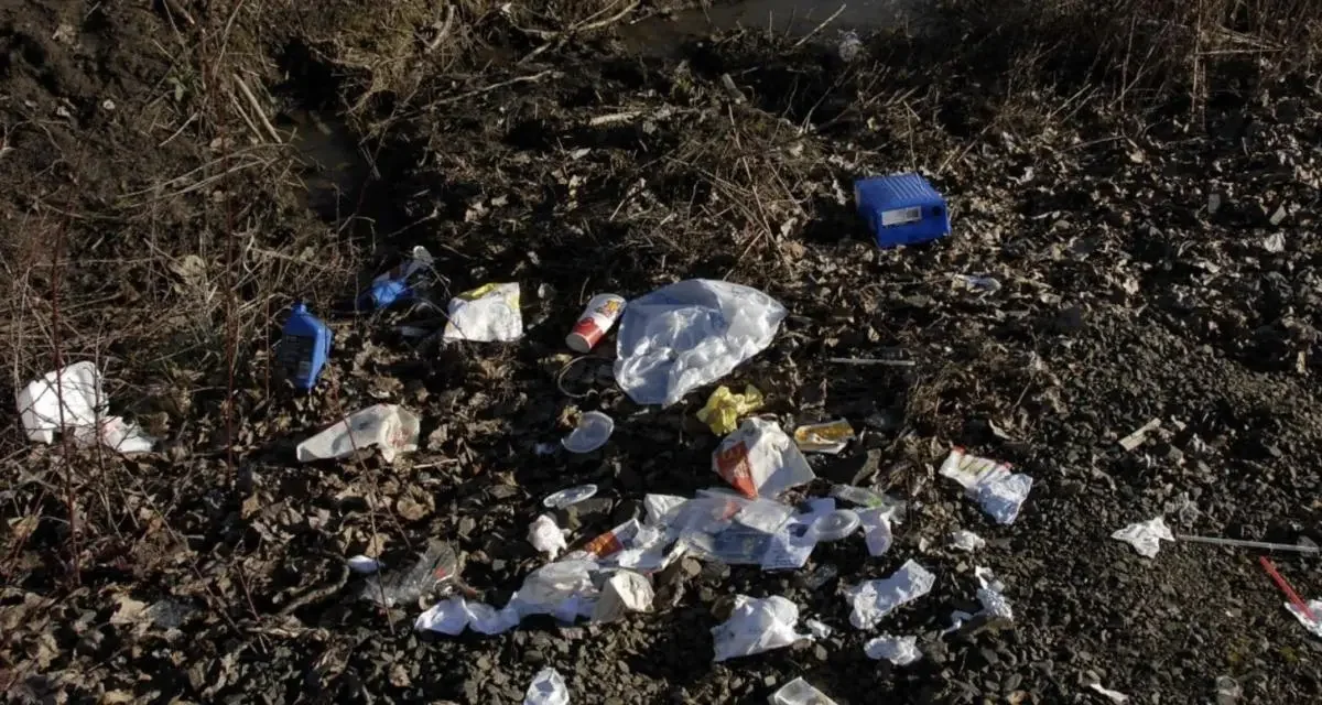 Il jette ses déchets par la fenêtre devant les gendarmes : alcool, cannabis et fourrière dans la foulée