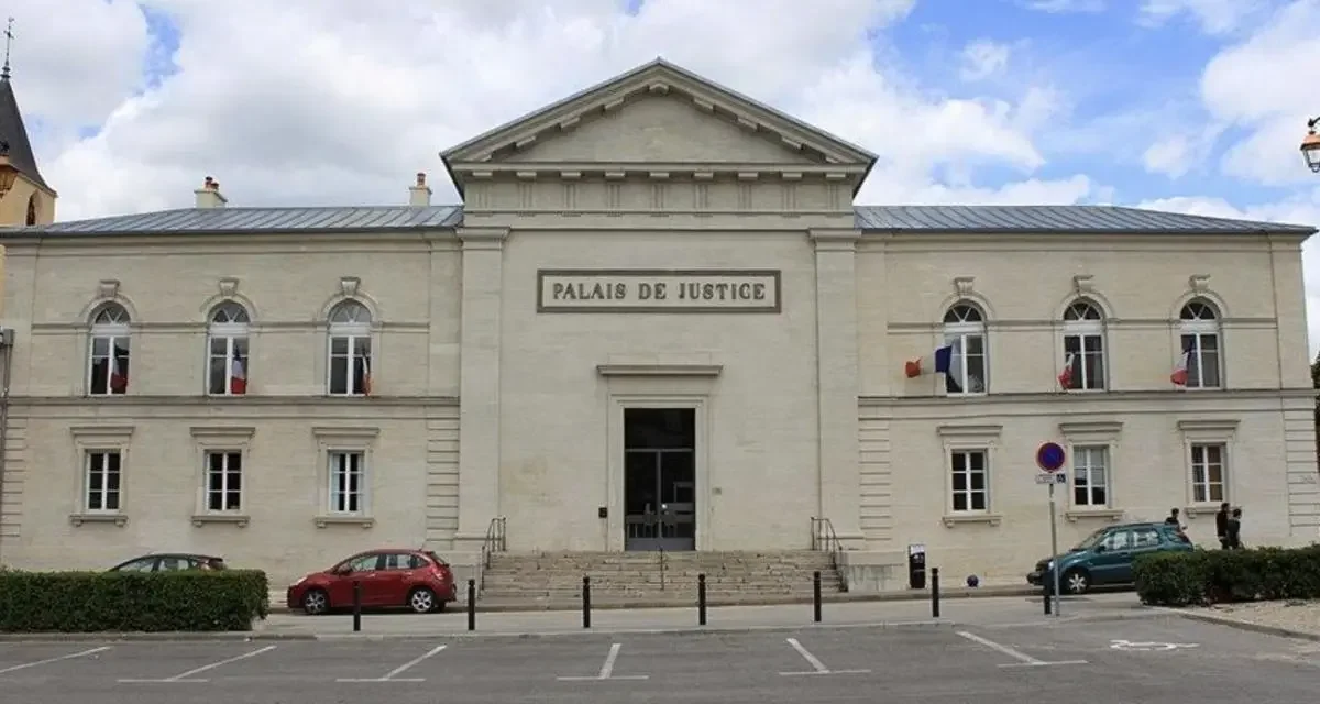 À toute vitesse dans les rues de la ville il accuse son frère jumeau devant la justice… et finit relaxé