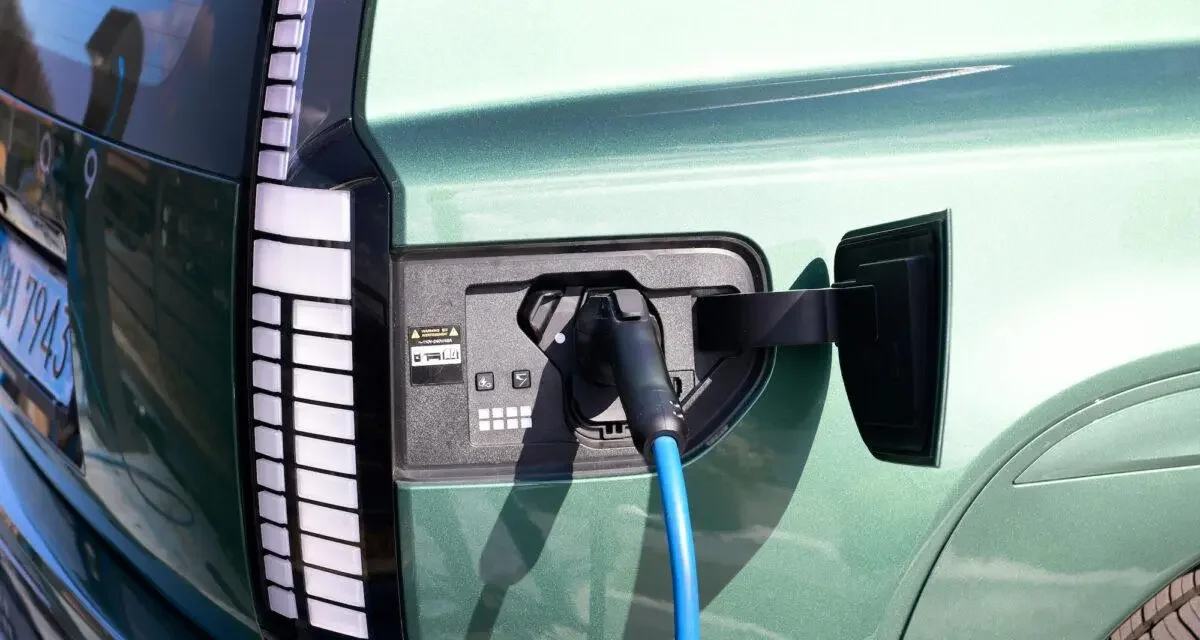 Les voitures électriques sont moins sujettes aux incendies que les hybrides