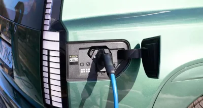 Les voitures électriques sont moins sujettes aux incendies que les hybrides