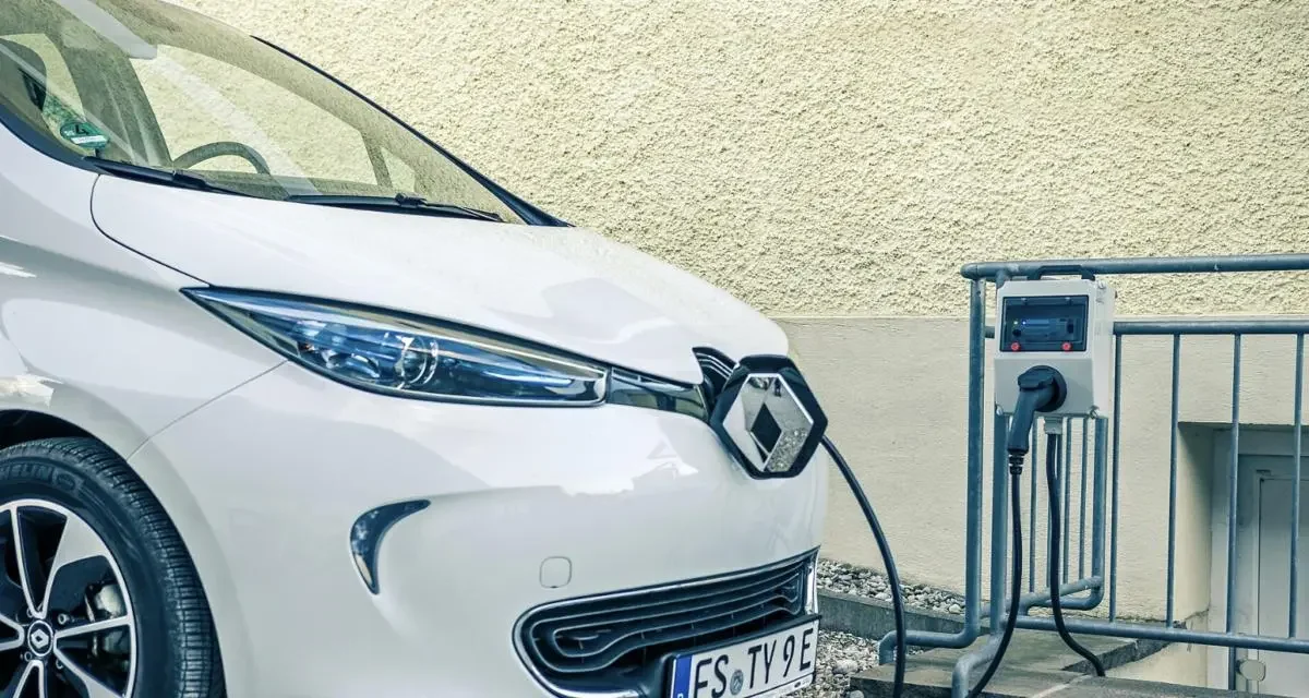 En train de recharger sa voiture électrique, il assiste à l’incendie du van voisin et parle d’une “scène de panique”