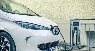 En train de recharger sa voiture électrique, il assiste à l’incendie du van voisin et parle d’une “scène de panique”
