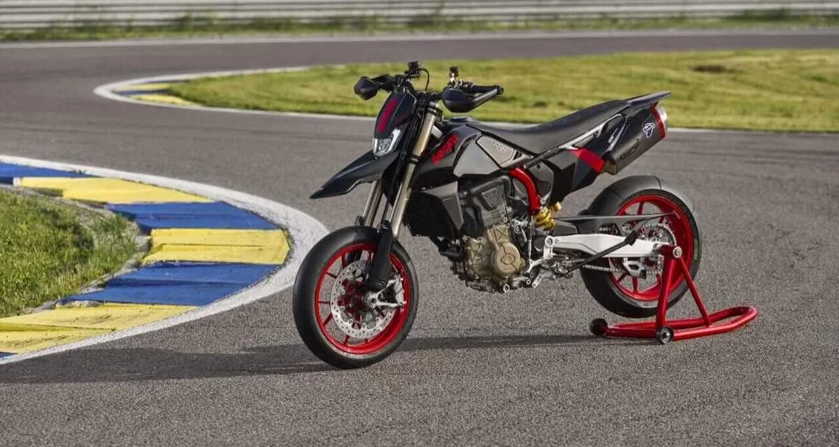 Ducati Hypermotard 698 Mono Nera, le supermot en noir et rouge