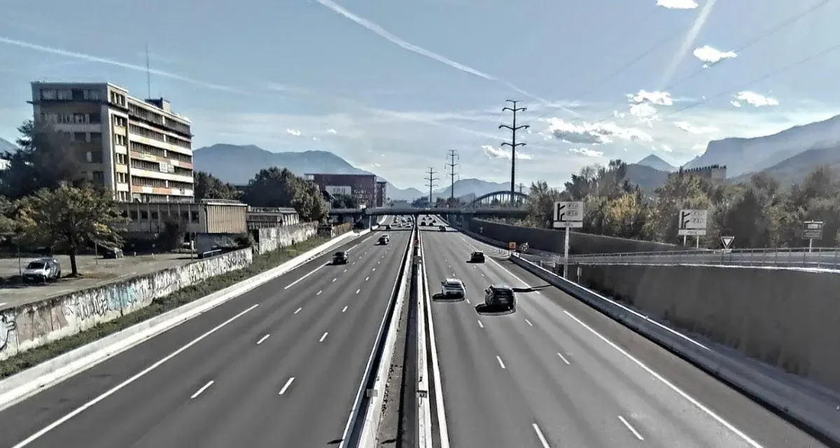 Elle se jette volontairement d’une voiture lancée à 100 km/h sur l’autoroute : une femme de 33 ans s’en sort par miracle
