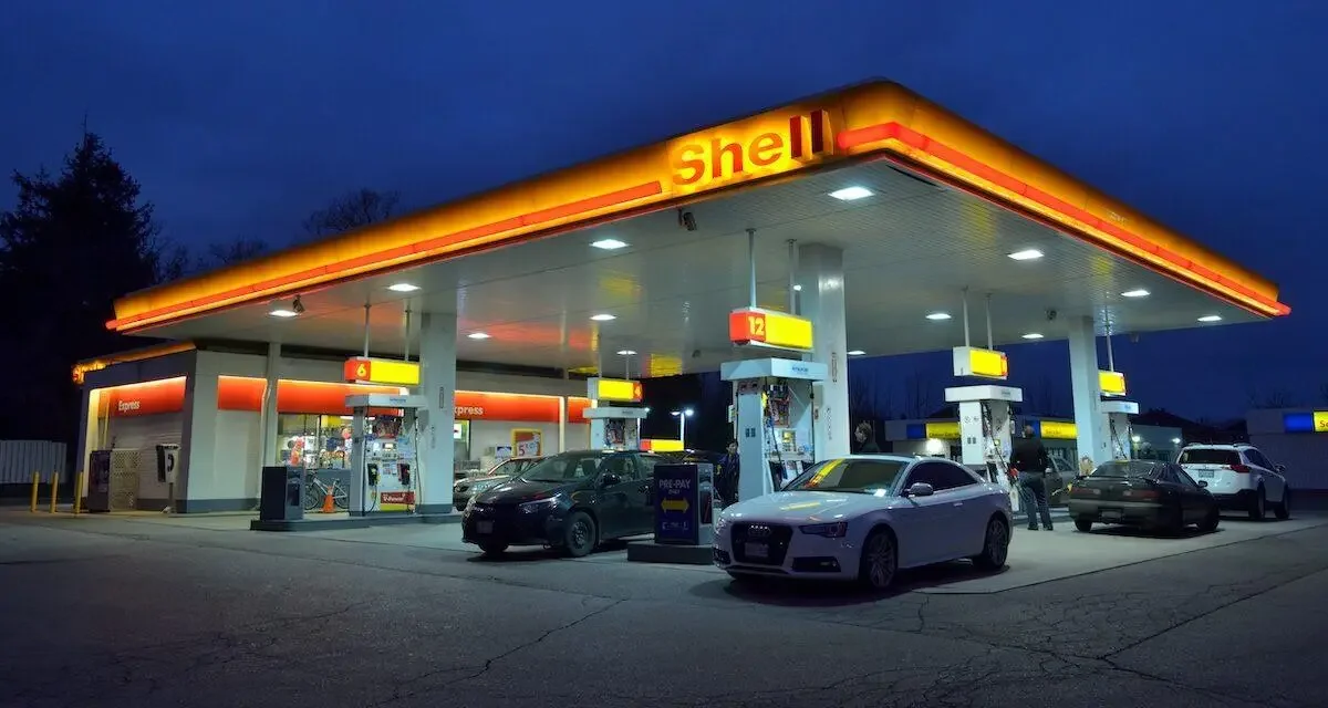 Le prix du pétrole chute, la bonne nouvelle à la pompe