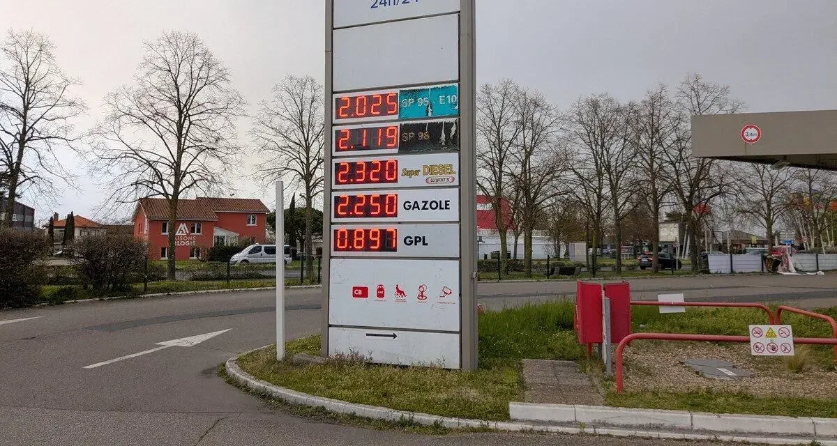 Le prix des carburants baisse enfin, mais cela pourrait ne pas durer