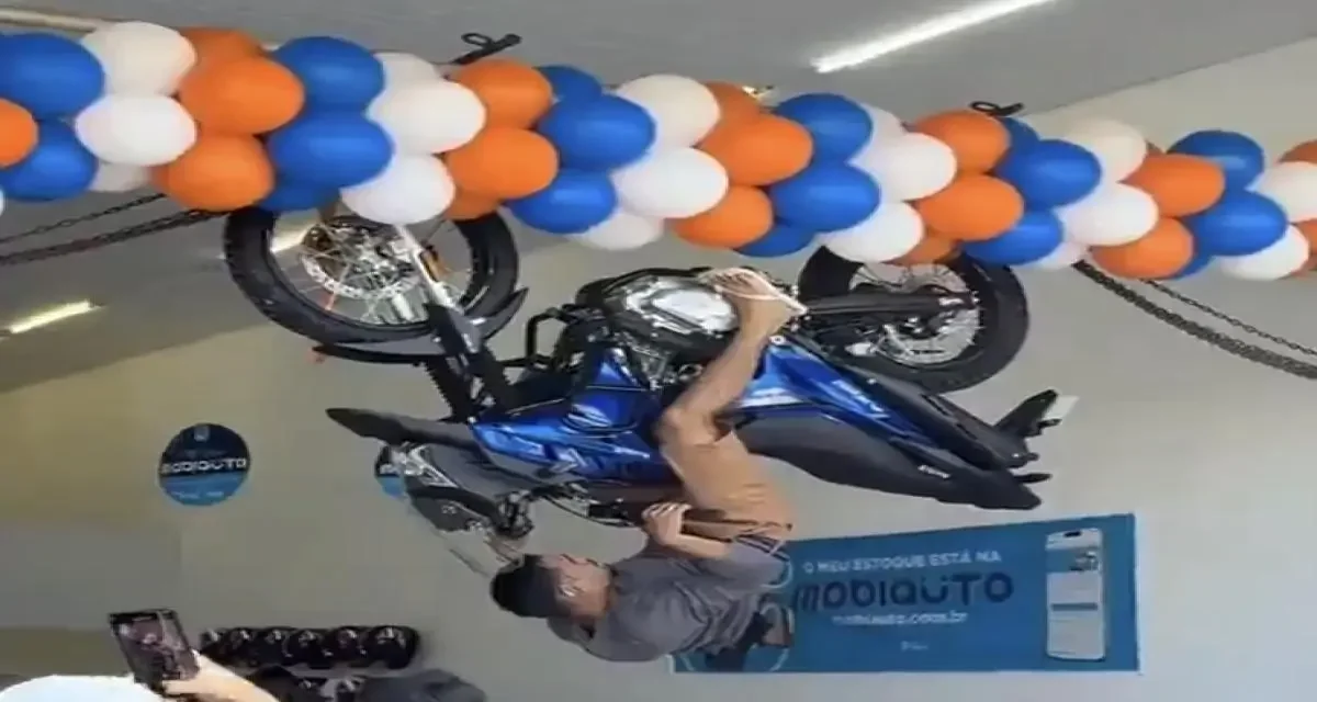 Un défi complètement fou pour une moto gratuite : tenir 10 minutes la tête en bas