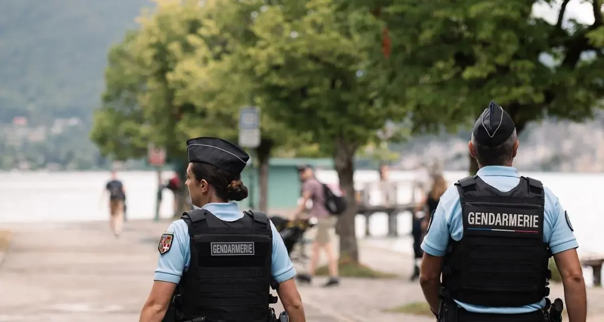 Convoqué pour un délit routier, il tente d’effacer les preuves sous les yeux des gendarmes