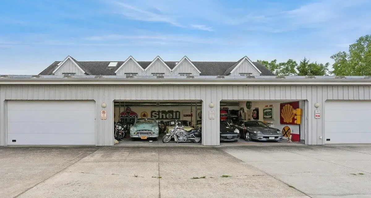Cette maison est en vente... avec 41 voitures dans son garage !