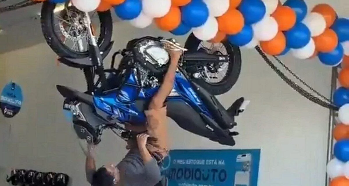 Un défi complètement fou pour une moto gratuite : tenir 10 minutes la tête en bas