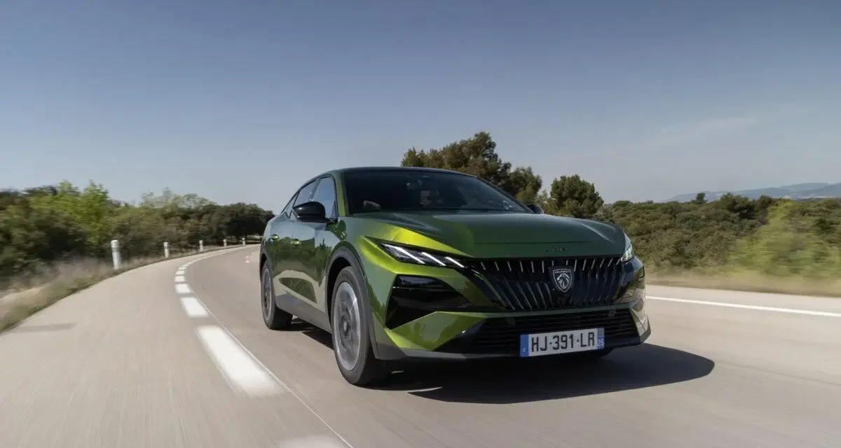 Essai Peugeot 408 Hybrid 145 : handicap moteur