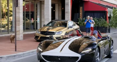 Max Verstappen ouvre son garage : entre hypercars à plusieurs millions d’euros et une surprenante Fiat Topolino