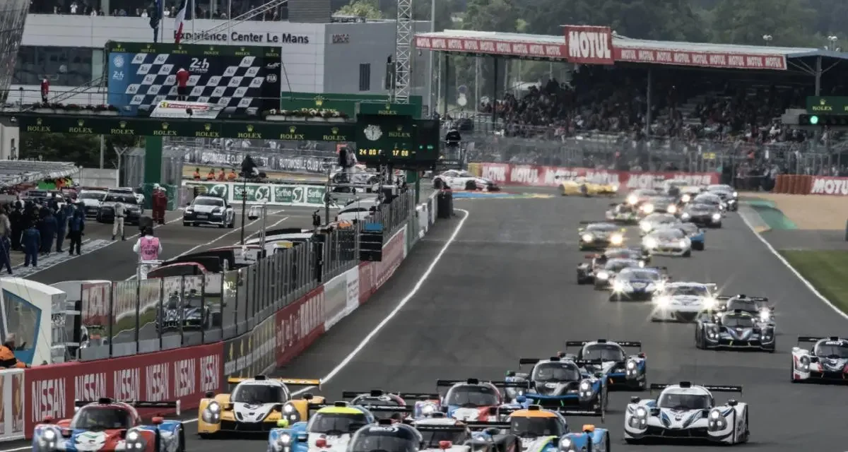 Aux 24 Heures du Mans, un pilote arrache un panneau publicitaire… et roule avec pendant plusieurs kilomètres