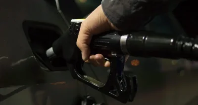 Une baisse des prix des carburants, le gouvernement veut s'en assurer