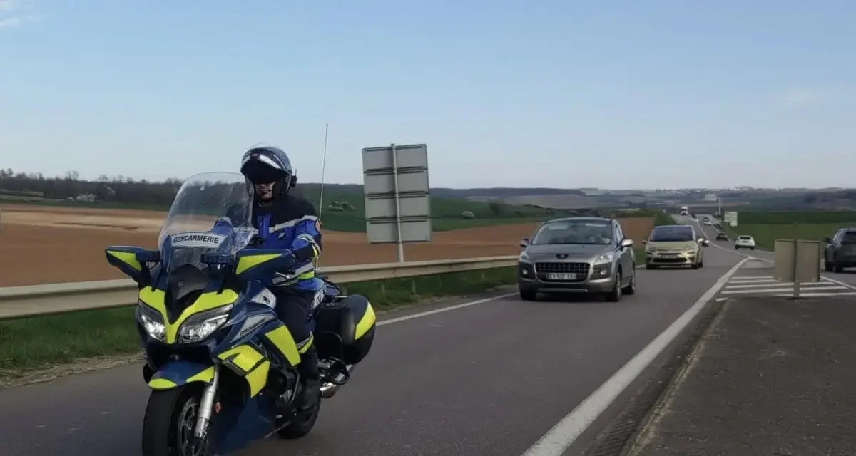 Flashé à 160 km/h sur une route limitée à 50 km/h : des excès de vitesse déroutants, les gendarmes et la municipalité s’alarment