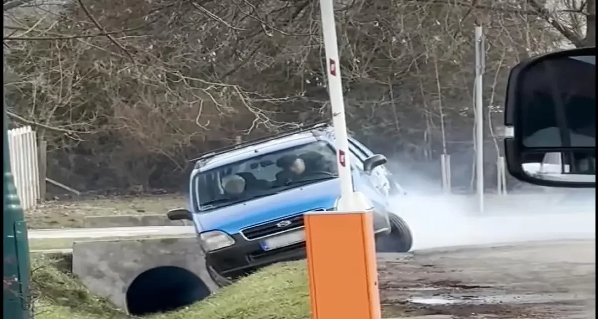 Bloqué dans un ravin, ce papi détruit sa voiture en tentant de sortir de là… La fumée blanche n'est jamais bon signe