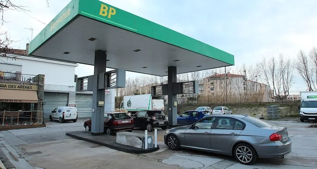 Prix des carburants, pourquoi ça ne baisse pas tout de suite ?