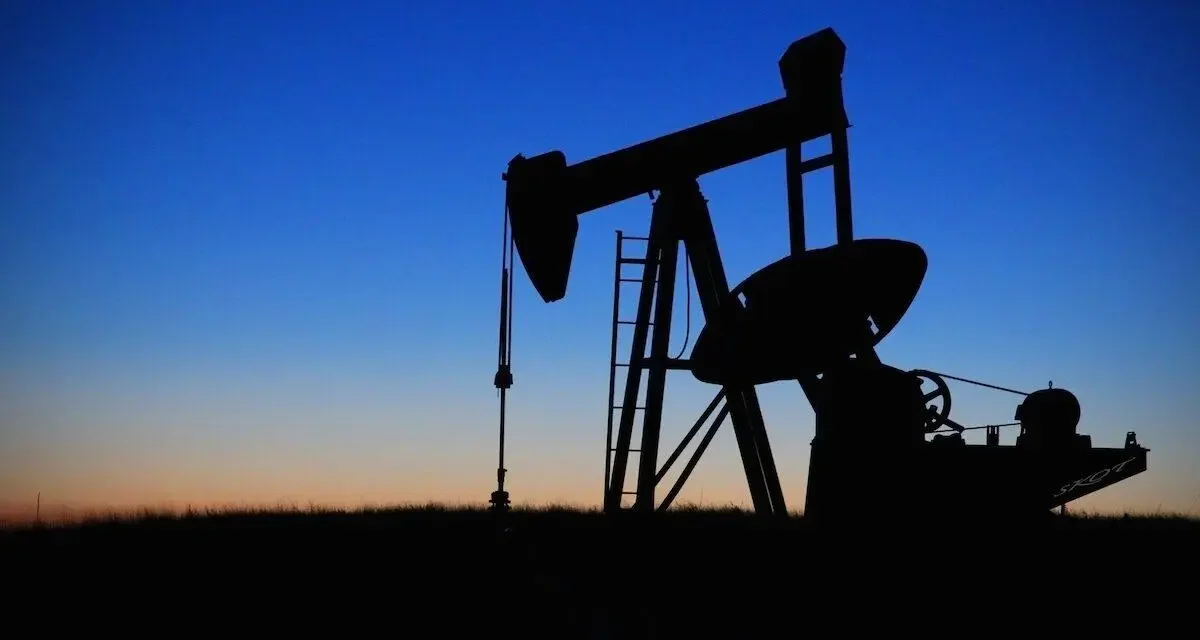 - 1 million de barils, le pétrole en chute libre, les prix à la pompe aussi ?