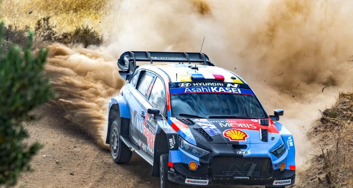 Rallye de l'Acropole : Fourmaux domine puis crève, Neuville en profite pour reprendre la tête, Ogier dans le rythme