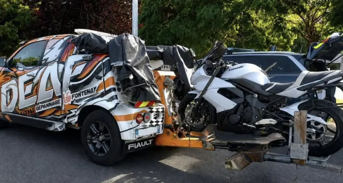 Flashé à pleine vitesse sur une route limitée à seulement 80 km/h : un motard perd son permis et sa moto