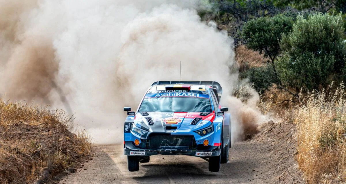 Rallye de l'Acropole : Neuville résiste à Ogier, Fourmaux termine la journée en force