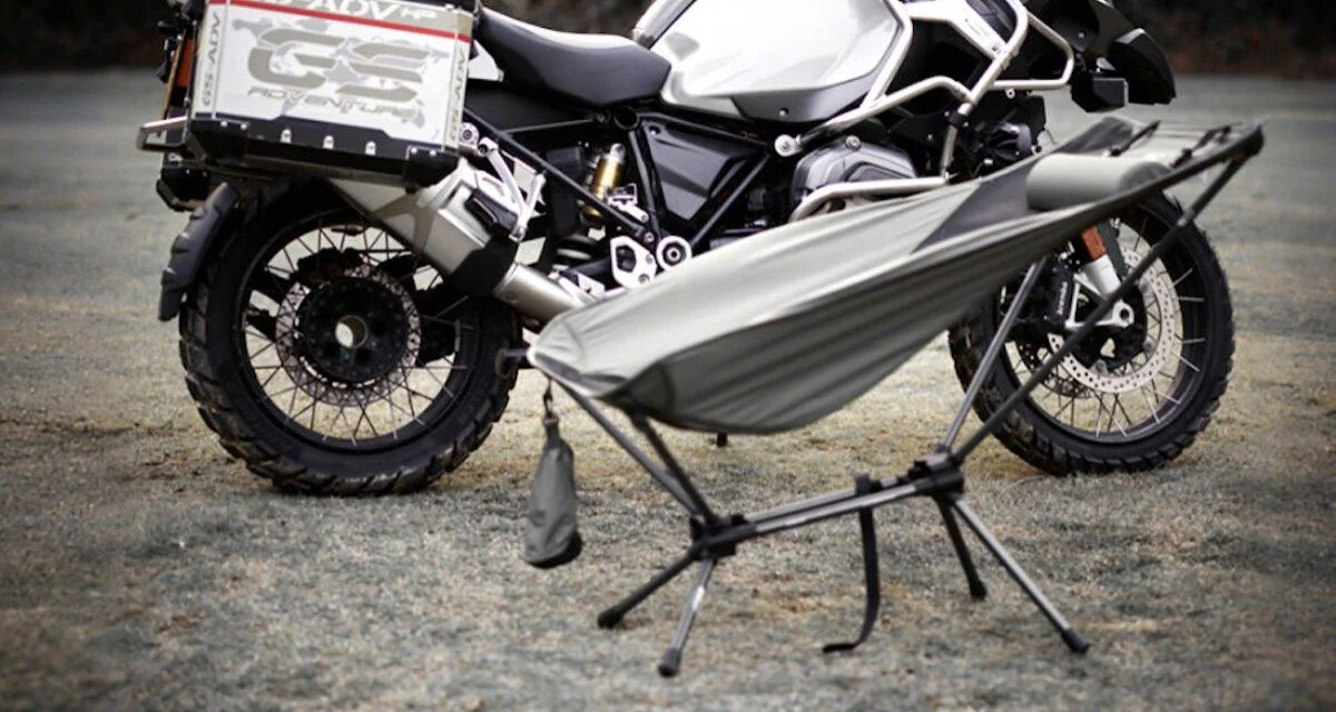Cette chaise pliante pour motards, une révolution pour les voyages à moto ?