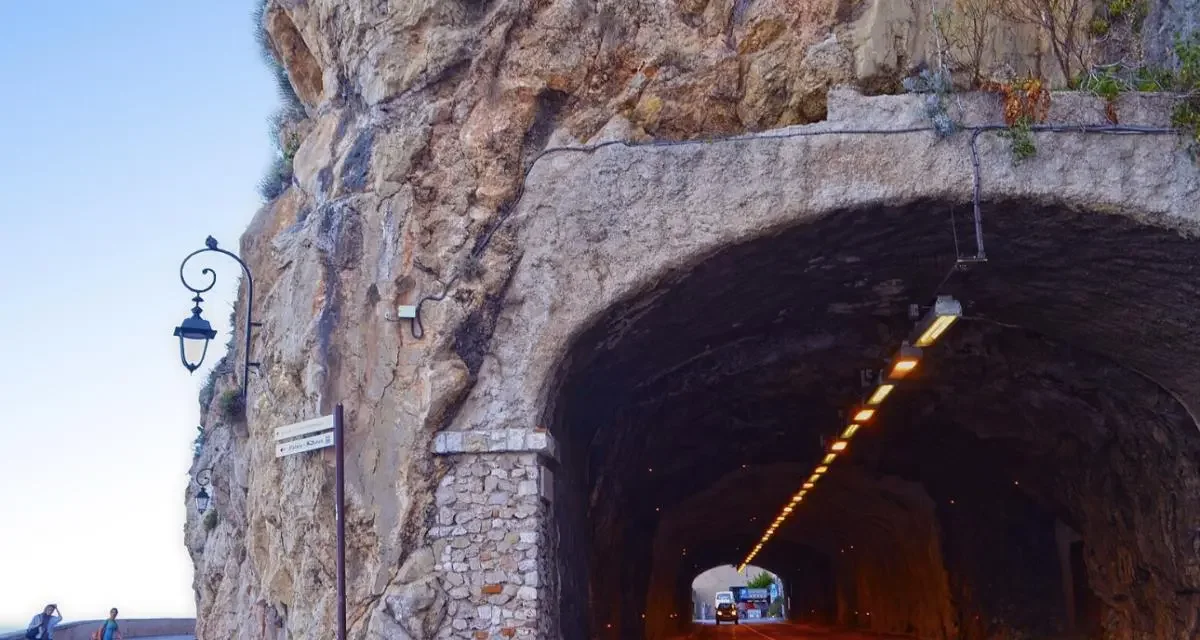 Une Ferrari perd une roue dans le tunnel de Monaco : la conductrice et sa fille légèrement blessées
