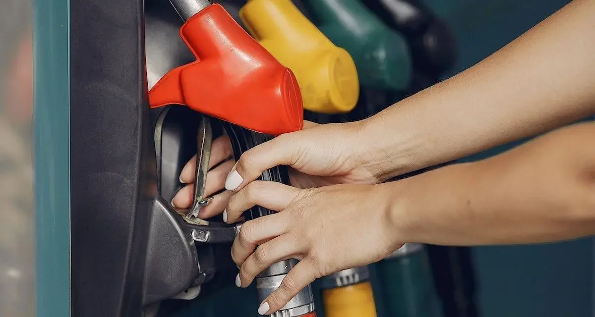 Les prix des carburants repassent sous une barre symbolique