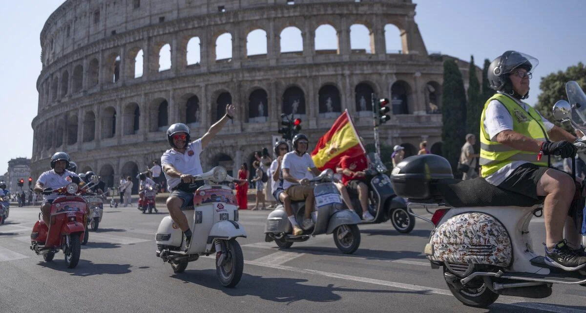25 000 Vespa réunis à Rome, pour un rassemblement légendaire