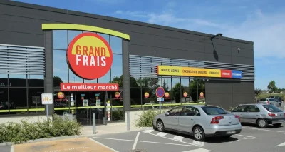Elle confond les pédales de sa voiture et termine dans la vitrine d’un Grand Frais
