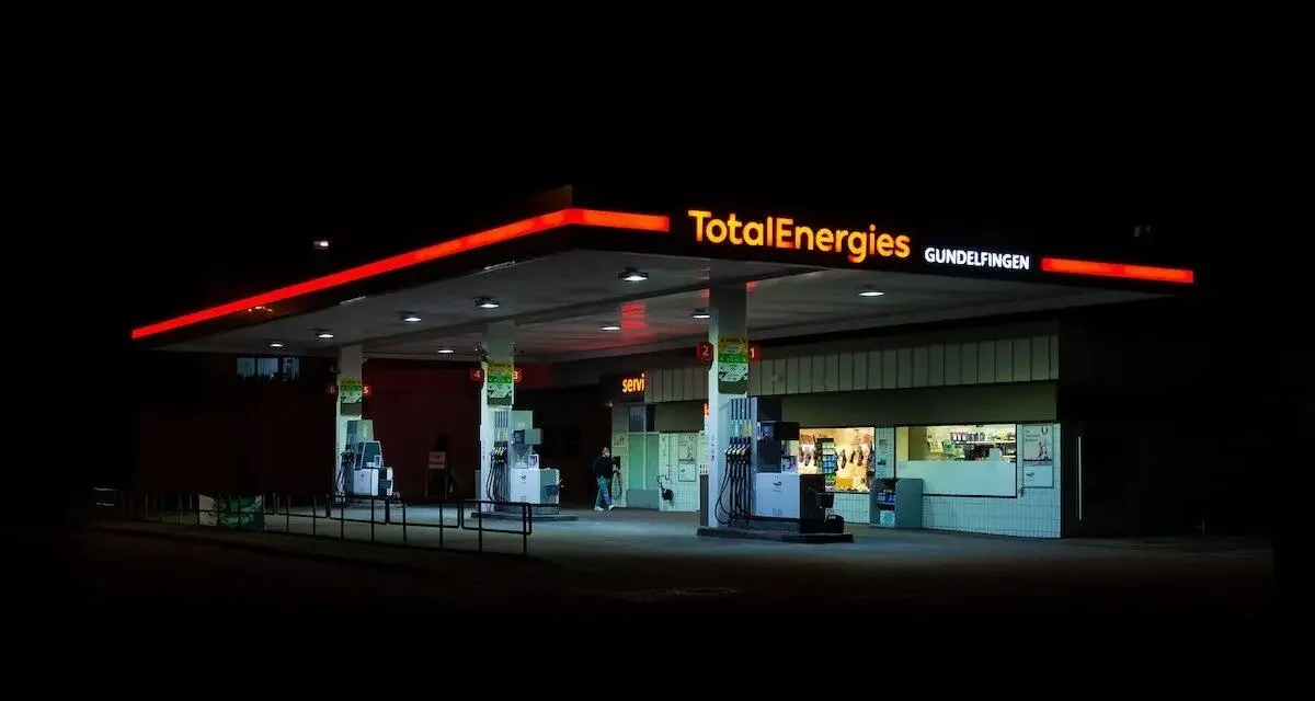 Total ralentit sur le plafond des prix des carburants pour les vacances