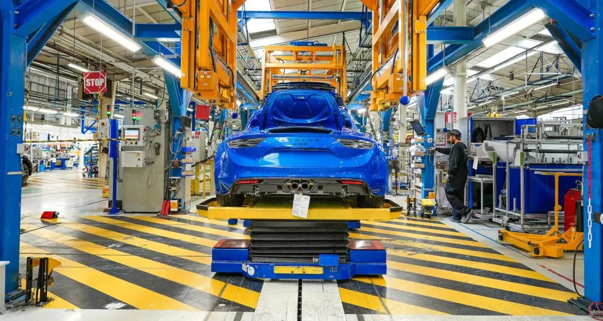 La dernière Alpine A110 actuelle est sortie de l’usine de Dieppe, qui prépare déjà la suite