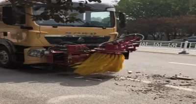 Cette balayeuse autoroutière nettoie la route à 80 km/h : la vidéo impressionne les automobilistes