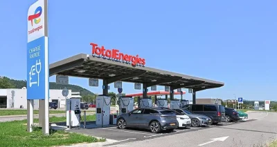 Voiture électrique, la cata à la borne pendant les vacances ?