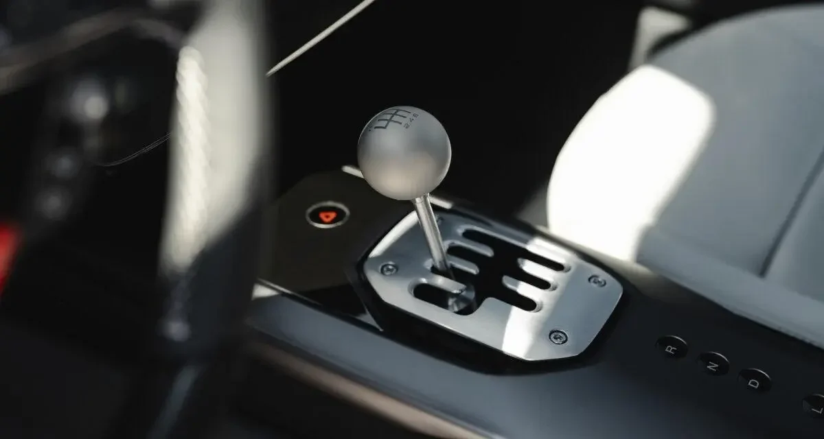 Après des années sans, Ferrari revient à la boîte manuelle… ou presque !