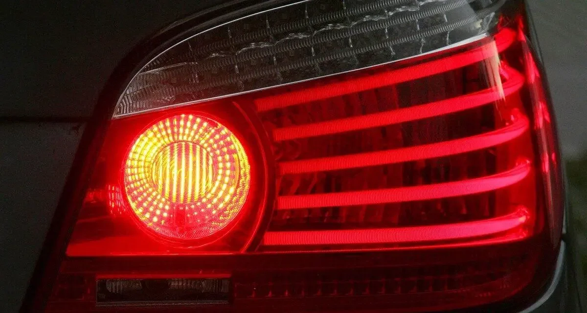 Un nouveau feu stop d'urgence devient indispensable sur les voitures neuves