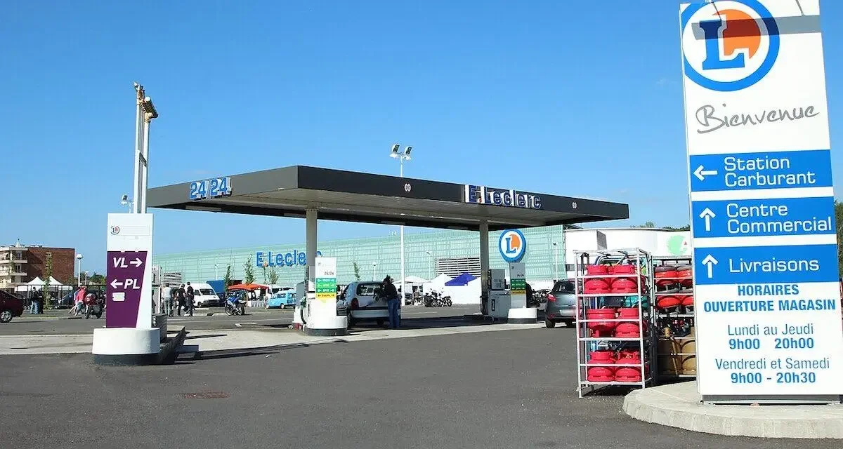 "On lui a mis 12 centimes", Leclerc charge Total sur le prix du carburant