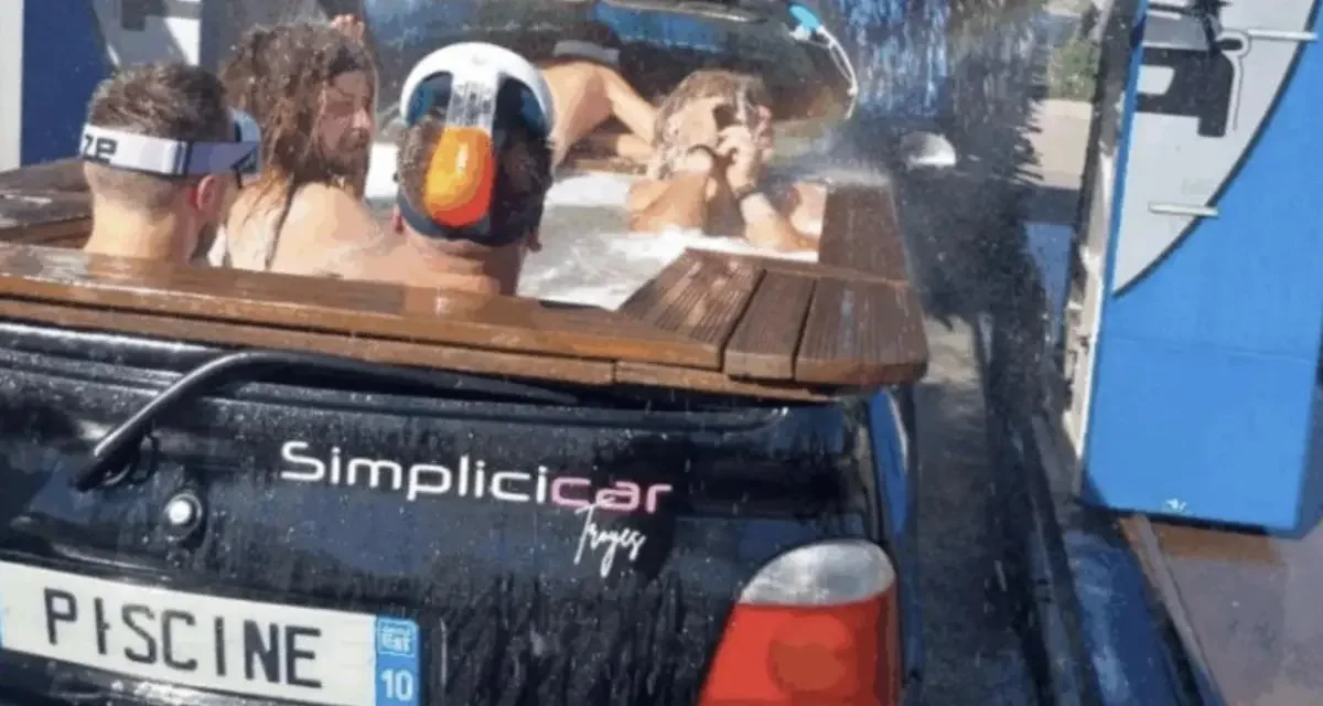 Un conducteur installe une piscine sur le toit de sa Renault Twingo pour lutter contre la canicule