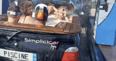 Un conducteur installe une piscine sur le toit de sa Renault Twingo pour lutter contre la canicule