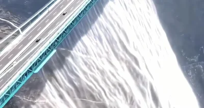 Le plus haut pont du monde cache une incroyable cascade artificielle de 300 mètres