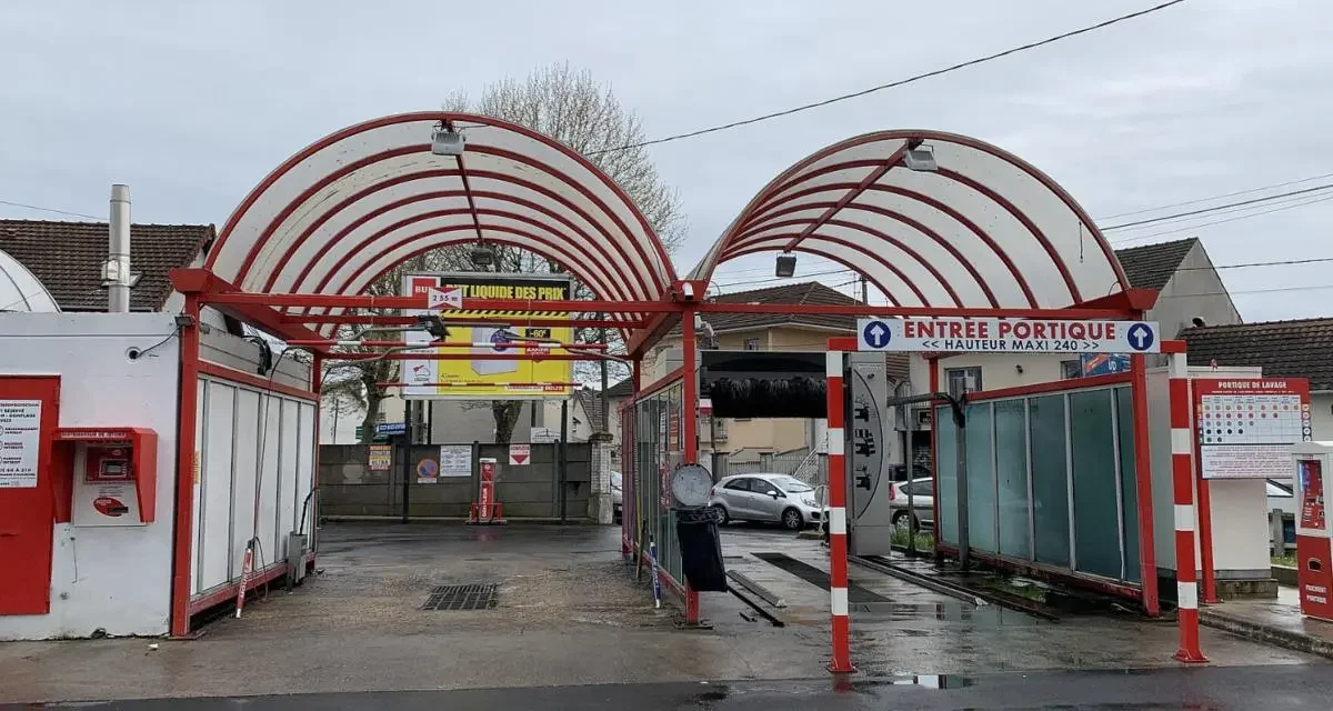 Pendant la canicule, cette conductrice lave sa voiture avec 2 litres d’eau seulement