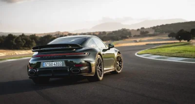 À 85 ans, il dépasse le million de kilomètres au volant de la même Porsche 911 Turbo depuis 1976