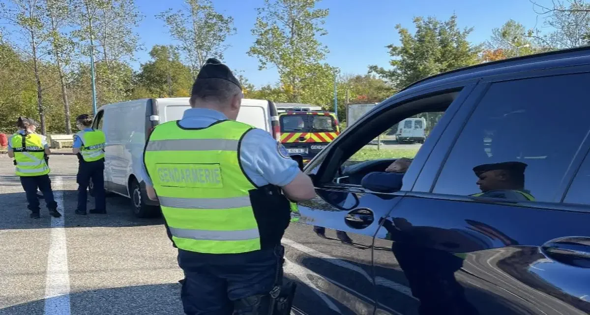 Ivre et au téléphone, un conducteur finit sa course dans une voiture de la police municipale