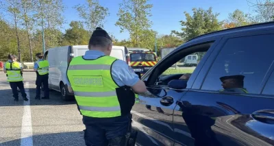 Ivre et au téléphone, un conducteur finit sa course dans une voiture de la police municipale
