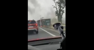 Ces camions se renversent sur l'autoroute, nuit de chaos à cause des orages